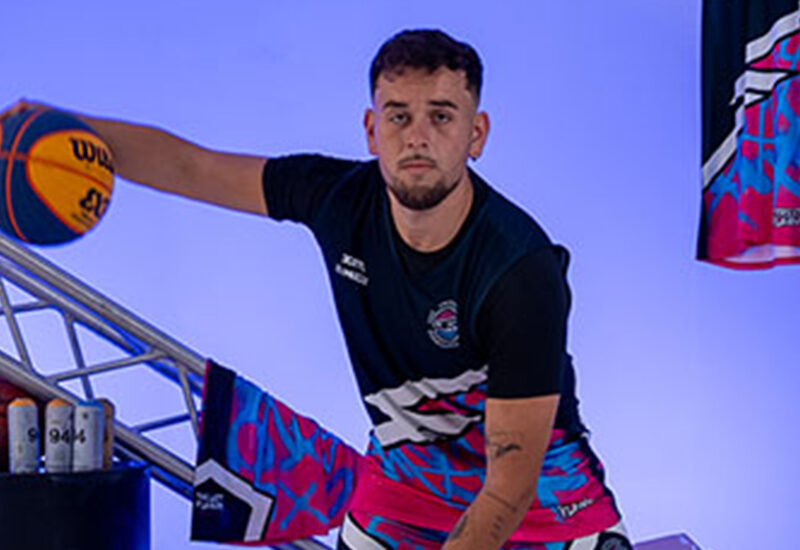 Jugadores-posando-con-la-nueva-equipacion-de-The-Las-Flavour-Street-Flavour-3COM-Squad