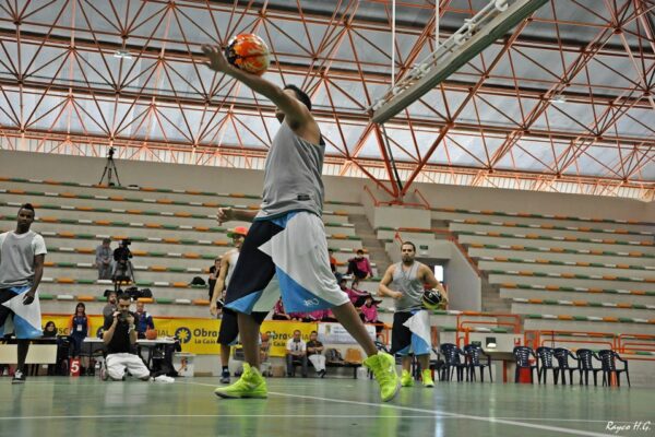 StreetFlavour realiza un show de freestyle en la final del XXI Torneo Internacional Cadete del Arenas Baloncesto