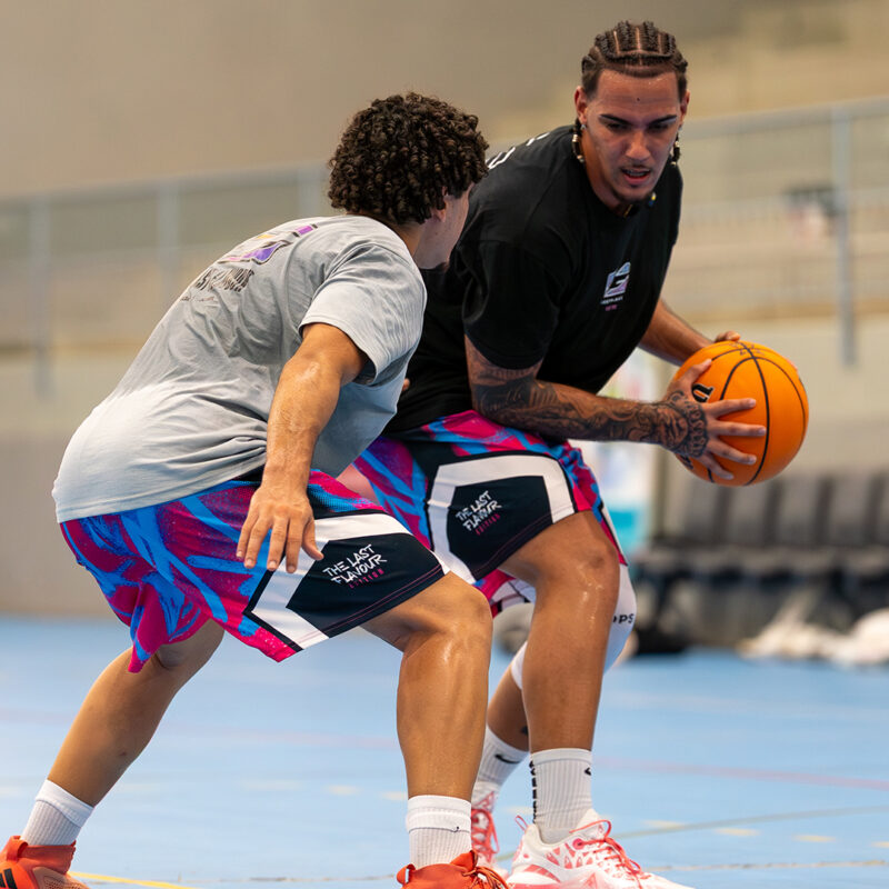 Jhoenyr García defendido por Nacho Mencara durante un duelo de la 1ON1 SERIES de StreetFlavour en Gran Canaria