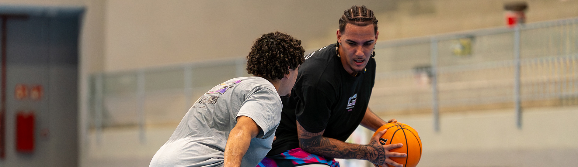Jhoenyr García defendido por Nacho Mencara durante un duelo de la 1ON1 SERIES de StreetFlavour en Gran Canaria